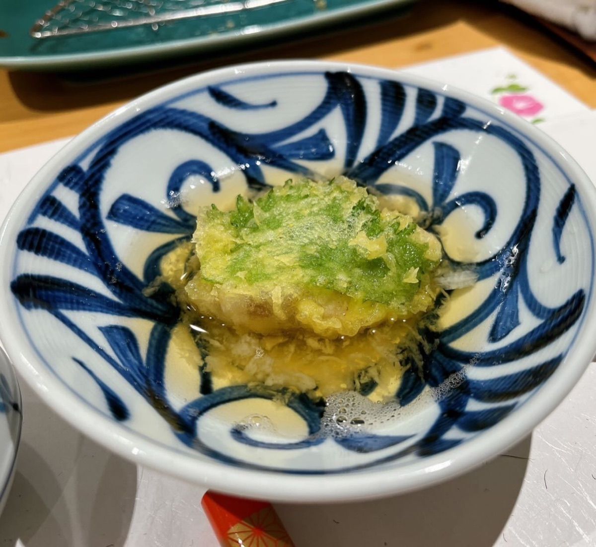 器に盛られた季節の一品